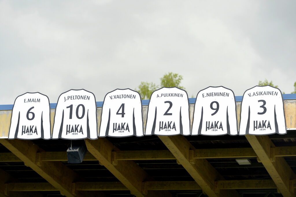 Kuva: Legendapelaajien paidat Tehtaan kentän päätykatsomossa
E.Malm 6
J. Peltonen 10
V.Valtonen 4
A.Pulkkinen 2
E. Nieminen 9
V.Asikainen 3